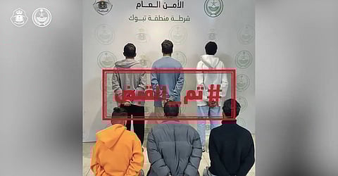 في قبضة رجال الأمن.. ضبْط متورّطين في حرق مركبة وسرقة وحدات تكييف واستغلال طفل للتسوُّل