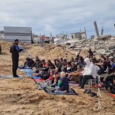 بالفيديو: فوق ركام المساجد.. هكذا أدى سكان غزة صلاة الجمعة