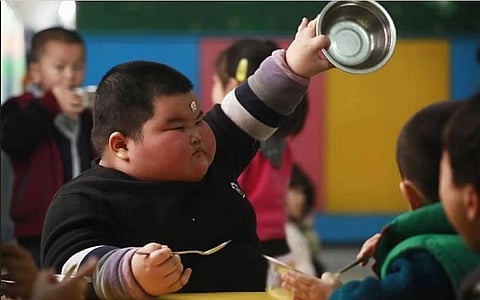 الآباء بدناء.. فهل يصبح الأبناء بدناء أيضًا؟ دراسات تكشف ما يحدث