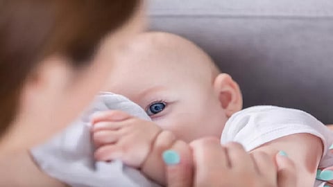 بدأت بواقعة أُم وطفلتها المريضة.. دراسة أمريكية: حليب الأم له تأثير علاجي مذهل على جروح العين