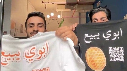 “أبوي يبيع كليجا” تحقق مبيعات قياسية في "ماراثون الرياض".. فكرة عفوية ومفاجأة لوالدهم!