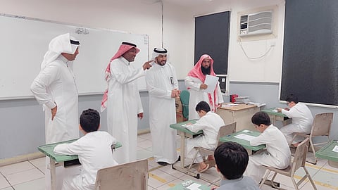 مدير تعليم "محايل" يقف على انطلاق الاختبارات في مدارس "المجاردة"