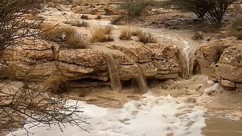 شاهد.. هطولات الأمطار الصباحية على أجزاءٍ من الحاير والخرج والواشلة