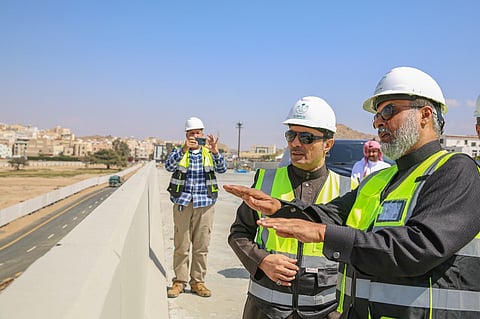 أمين الطائف يقف على تنفيذ المرحلة الأخيرة من جسر النسيم ويوجّه بسرعة الإنجاز