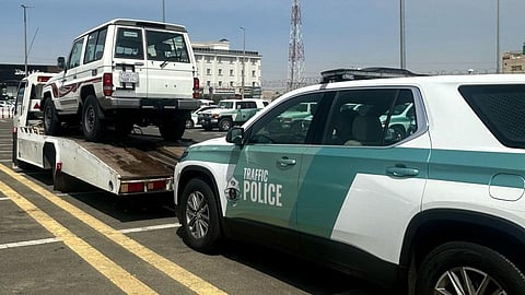 مرور عسير يضبط قائد مركبة ظهر بمقطع يرتكب مخالفات عدة ويصدم جسماً ثابتاً ويهرب