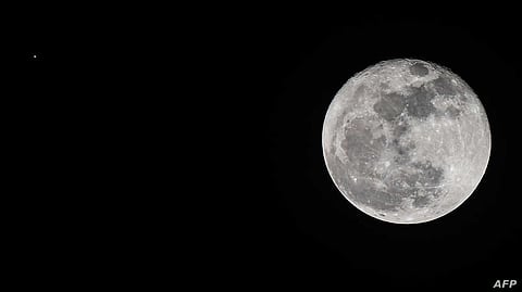 لماذا يختفي القمر ليلة في بعض الأشهُر وليلتَيْن في أخرى؟ "الزعاق" يجيب