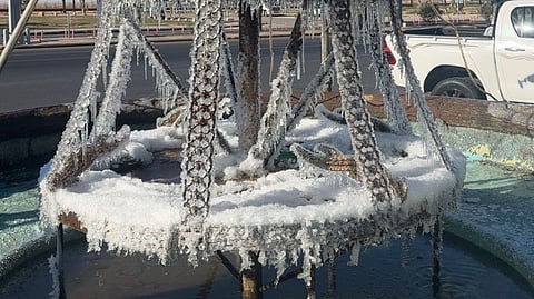 شاهد من رفحاء .. مياه النافورة تتجمد وتكتسي بالثلج على وقع ضربات البرد القارسة