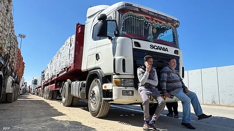 سائقو شاحنات على الجانب المصري من معبر رفح بعد تعليق المساعد