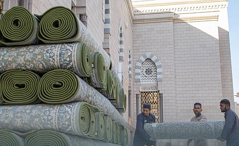 "اصطحب سجادتك معك".. رفع سجاد المسجد النبوي بسبب توقعات هطول الأمطار