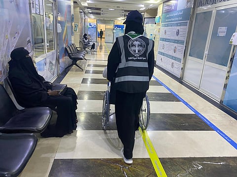 فتيات الكشافة السعودية.. شاهد نموذج مُلهم في خدمة المعتمرين خلال رمضان