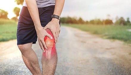 يجب مراجعة أطباء العظام.. دراسة: اكتشاف علاقة بين التبول المتكرر والتهاب المفاصل