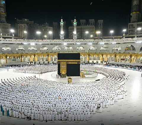 شاهد من الحرم.. أجواء روحانية تملأ صحن الطواف في العاشر من رمضان