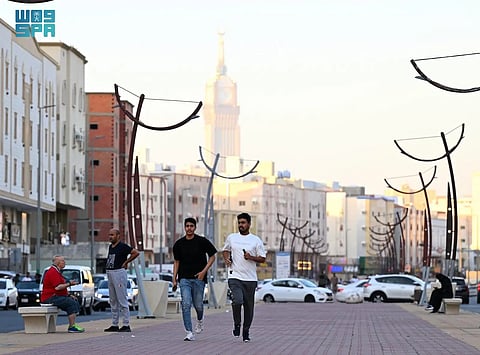 شاهد.. الأجواء الرمضانية المعتدلة تحفز سكان مكة على ممارسة المشي