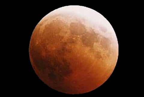 خسوف كلي للقمر غير مرئي في السعودية والخليج يوم الجمعة