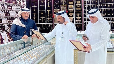 لجنة التوطين بنجران تواصل جولاتها الميدانية على محلات بيع الذهب والمجوهرات