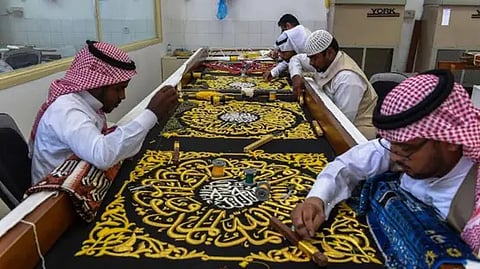 "وما بينهما" .. عرض تفاعلي يكشف مراحل صناعة كسوة الكعبة المشرفة