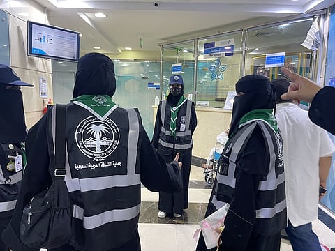 بالصور.. فتيات الكشافة السعودية: أيادٍ بيضاء وقلوبٌ تنبض عطاءً في خدمة المعتمرين