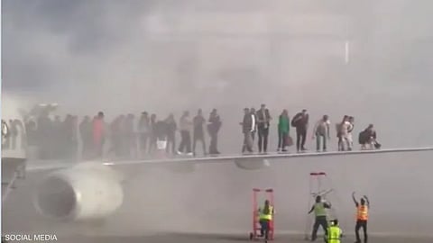 الركاب غادروا الطائرة بعد اشتعال النيران