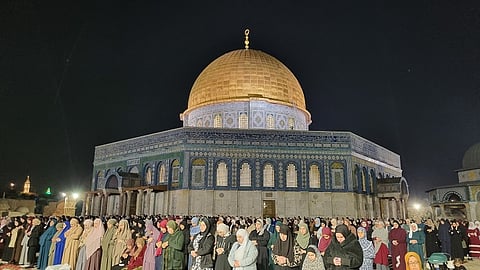 شاهد.. 90 ألفًا يؤدون صلاتي العشاء والتراويح في رحاب المسجد الأقصى