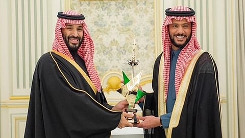 الأمير محمد بن سلمان بن عبدالعزيز يسلم جائزة شلفا ولي العهد للمشارك مشعل الشمري 