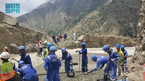 "إعادة تأهيل طريق يربط تعز بعدة محافظات".. مشروع يستفيد منه 5 ملايين يمني عبر "البرنامج السعودي"