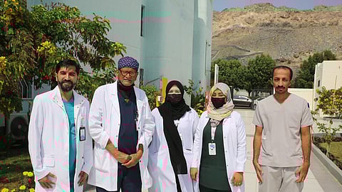 فريق طبي بمستشفى النور ينجح في استئصال ورم ضخم من رأس معتمرة