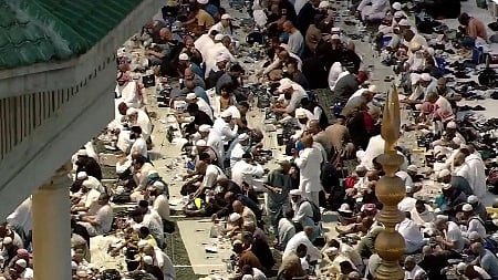 شاهد.. لحظة إفطار الصائمين في المسجد الحرام بعد مغرب 18 رمضان