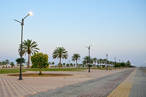 شاهد.. رئيس بلدية الأفلاج يقود نقلة نوعية في تطوير الخدمات البلدية