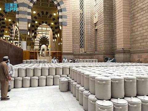 300 طن من ماء زمزم لقاصدي المسجد النبوي يومياً في شهر رمضان