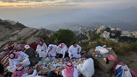 "فيفاء".. سُفر الإفطار الرمضانية تجمع الرفاق والعوائل في أحضان الطبيعة الساحرة والأجواء البديعة