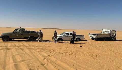 دوريات حرس الحدود بشرورة تُنقذ مركبتَيْن علقتا في الكثبان الرملية