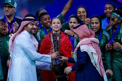 على حساب القادسية .. نائب وزير الرياضة يتوج الأهلي بكأس الاتحاد السعودي للسيدات