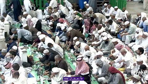 شاهد.. لحظة إفطار الصائمين بالمسجد الحرام وسط منظومة خدمية وأجواء روحانية