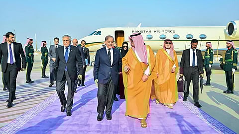 رئيس الوزراء الباكستاني يصل جدة ونائب أمير مكة في استقباله