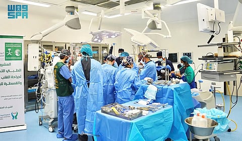 مركز الملك سلمان للإغاثة يختتم مشروعًا طبيًا تطوعيًا لجراحة القلب والقسطرة في عدن