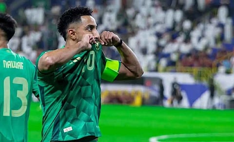 بعد الفوز على الصين.. صُحف عالمية تتغنى بنجم المنتخب السعودي