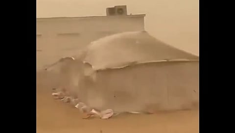  انقلاب شاحنات وكرفانات واقتلاع مخيمات.. "المسند" يحذر من الرياح الهابطة خلال "المراويح"