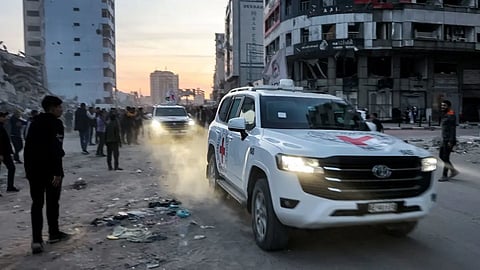 "الخطأ" يثير جدلاً دوليًا... قذيفة إسرائيلية تصيب مكتب الصليب الأحمر في غزة