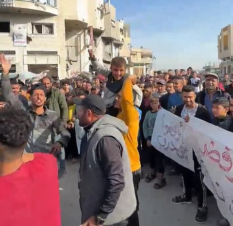 بالفيديو: احتجاجات غاضبة في غزة تطالب بوقف الحرب.. وتهتف: "حماس برا برا"