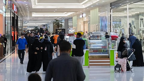 بالصور.. زخم تجاري يعم أسواق الحدود الشمالية مع اقتراب العيد