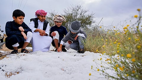 شاهد.. طرقات الباحة تكتسي بطبقة كثيفة من البرد مشكلة لوحة جمالية ساحرة