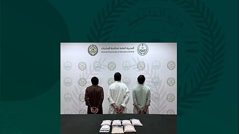 القبض على 3 مقيمين بالرياض لترويجهم 5.3 كيلوجرام من مادة الشبو المخدر