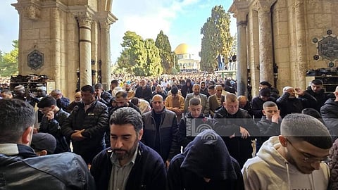 المصلون يؤدون صلاة عيد الفطر في المسجد الأقصى بمدينة القدس المحتلة

