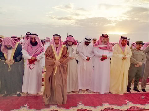 محافظ مرات يؤدي صلاة العيد وسط أجواء إيمانية ويشارك المصلين فرحة المناسبة