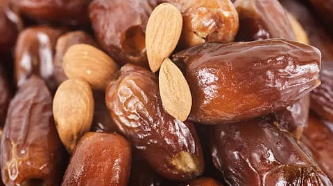أبدأ بها يومك.. 7 فوائد صحية مذهلة لتناول 3 تمرات و5 حبات لوز كل صباح