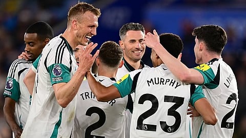 فرحة لاعبي نيوكاسل بتسجيل هدف في مرمى ليستر سيتي في الدوري الإنجليزي 