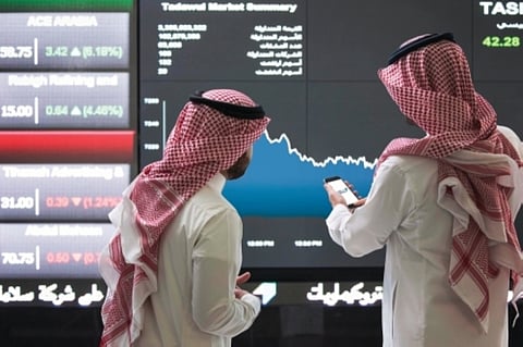 السوق السعودي يقلّص خسائره ويعود فوق الـ 10900 نقطة