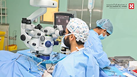 مجمع الدكتور سليمان الحبيب بالعُليا يُجري جراحة لمراجع أُصيب بانفصال في شبكية العين
