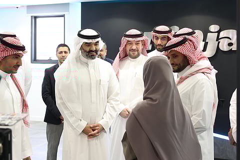 وزير الاتصالات وتقنية المعلومات يزور مقر شركة تطبيق “نينجا” ويشيد بإنجازات وحماس الكوادر الشابة