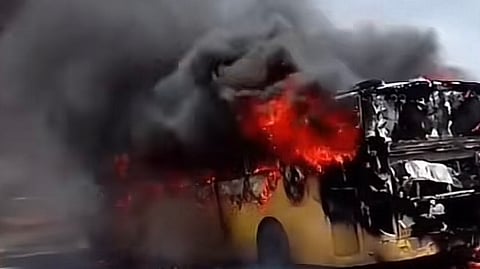 "سبق" تكشف تفاصيل احتراق حافلة نقل طلاب بـ"عارضة جازان".. ولا اصابات